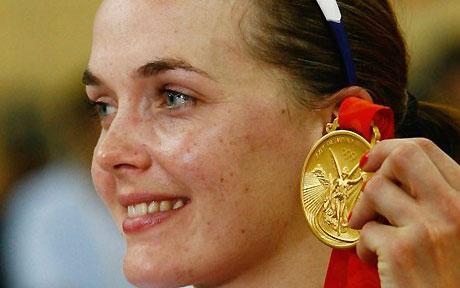 Dünya ve Olimpiyat Şampiyonu bisikletçi Victoria Pendleton 24 Eylül 1980'de doğdu. Bisiklet sporunda yakaladığı başarıyla zirveye yükselen sporcu güzelliğiyle de dikkat çekiyor. Bir çok önemli moda dergisine poz veren İngiliz sporcu en seksi sporculardan biri olarak görülüyor.  - Pendleton 2005, 2007, 2008 ve 2009'da sprint kategorisinde dünya şampiyonu olurken, 2008'deki Olimpiyat Oyunları'nda da altın madalya kazandı.