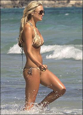 Liverpool kaptanı Steven Gerrard, oldukça yoğun geçen bir sezonun ardından moda eleştirmeni eşi Alex Curran ile birlikte yorgunluk attı. İngiltere'de moda eleştirmenliği yapan ve zaman zaman aldığı kilolarla eleştiri oklarını üzerine çeken Curran, verdiği kilolar ve düzgün fiziğiyle dikkat çekti. WAG's yani "sporcuların eşleri ve sevgilileri" arasındaki en ünlü isimlerden olan Alex Curran, yıldız futbolcuyla 2007'de evlenmişti.