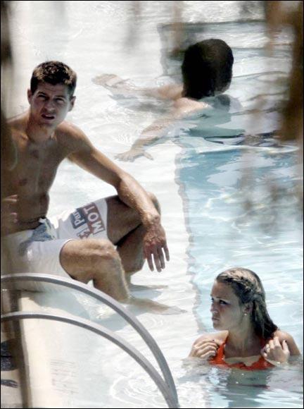 Liverpool kaptanı Steven Gerrard, oldukça yoğun geçen bir sezonun ardından moda eleştirmeni eşi Alex Curran ile birlikte yorgunluk attı. İngiltere'de moda eleştirmenliği yapan ve zaman zaman aldığı kilolarla eleştiri oklarını üzerine çeken Curran, verdiği kilolar ve düzgün fiziğiyle dikkat çekti. WAG's yani "sporcuların eşleri ve sevgilileri" arasındaki en ünlü isimlerden olan Alex Curran, yıldız futbolcuyla 2007'de evlenmişti.