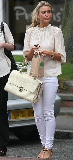 Liverpool kaptanı Steven Gerrard, oldukça yoğun geçen bir sezonun ardından moda eleştirmeni eşi Alex Curran ile birlikte yorgunluk attı. İngiltere'de moda eleştirmenliği yapan ve zaman zaman aldığı kilolarla eleştiri oklarını üzerine çeken Curran, verdiği kilolar ve düzgün fiziğiyle dikkat çekti. WAG's yani "sporcuların eşleri ve sevgilileri" arasındaki en ünlü isimlerden olan Alex Curran, yıldız futbolcuyla 2007'de evlenmişti.