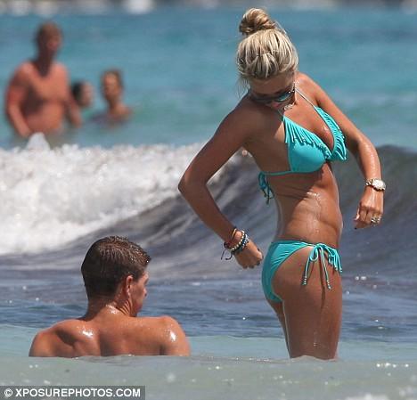 Liverpool kaptanı Steven Gerrard, oldukça yoğun geçen bir sezonun ardından moda eleştirmeni eşi Alex Curran ile birlikte yorgunluk attı. İngiltere'de moda eleştirmenliği yapan ve zaman zaman aldığı kilolarla eleştiri oklarını üzerine çeken Curran, verdiği kilolar ve düzgün fiziğiyle dikkat çekti. WAG's yani "sporcuların eşleri ve sevgilileri" arasındaki en ünlü isimlerden olan Alex Curran, yıldız futbolcuyla 2007'de evlenmişti.