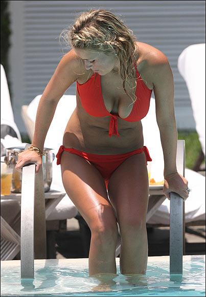 Liverpool kaptanı Steven Gerrard, oldukça yoğun geçen bir sezonun ardından moda eleştirmeni eşi Alex Curran ile birlikte yorgunluk attı. İngiltere'de moda eleştirmenliği yapan ve zaman zaman aldığı kilolarla eleştiri oklarını üzerine çeken Curran, verdiği kilolar ve düzgün fiziğiyle dikkat çekti. WAG's yani "sporcuların eşleri ve sevgilileri" arasındaki en ünlü isimlerden olan Alex Curran, yıldız futbolcuyla 2007'de evlenmişti.