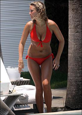 Liverpool kaptanı Steven Gerrard, oldukça yoğun geçen bir sezonun ardından moda eleştirmeni eşi Alex Curran ile birlikte yorgunluk attı. İngiltere'de moda eleştirmenliği yapan ve zaman zaman aldığı kilolarla eleştiri oklarını üzerine çeken Curran, verdiği kilolar ve düzgün fiziğiyle dikkat çekti. WAG's yani "sporcuların eşleri ve sevgilileri" arasındaki en ünlü isimlerden olan Alex Curran, yıldız futbolcuyla 2007'de evlenmişti.