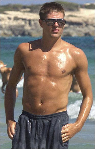 Liverpool kaptanı Steven Gerrard, oldukça yoğun geçen bir sezonun ardından moda eleştirmeni eşi Alex Curran ile birlikte yorgunluk attı. İngiltere'de moda eleştirmenliği yapan ve zaman zaman aldığı kilolarla eleştiri oklarını üzerine çeken Curran, verdiği kilolar ve düzgün fiziğiyle dikkat çekti. WAG's yani "sporcuların eşleri ve sevgilileri" arasındaki en ünlü isimlerden olan Alex Curran, yıldız futbolcuyla 2007'de evlenmişti.