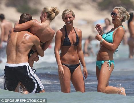 Liverpool kaptanı Steven Gerrard, oldukça yoğun geçen bir sezonun ardından moda eleştirmeni eşi Alex Curran ile birlikte yorgunluk attı. İngiltere'de moda eleştirmenliği yapan ve zaman zaman aldığı kilolarla eleştiri oklarını üzerine çeken Curran, verdiği kilolar ve düzgün fiziğiyle dikkat çekti. WAG's yani "sporcuların eşleri ve sevgilileri" arasındaki en ünlü isimlerden olan Alex Curran, yıldız futbolcuyla 2007'de evlenmişti.