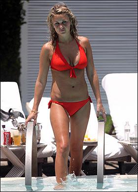 Liverpool kaptanı Steven Gerrard, oldukça yoğun geçen bir sezonun ardından moda eleştirmeni eşi Alex Curran ile birlikte yorgunluk attı. İngiltere'de moda eleştirmenliği yapan ve zaman zaman aldığı kilolarla eleştiri oklarını üzerine çeken Curran, verdiği kilolar ve düzgün fiziğiyle dikkat çekti. WAG's yani "sporcuların eşleri ve sevgilileri" arasındaki en ünlü isimlerden olan Alex Curran, yıldız futbolcuyla 2007'de evlenmişti.