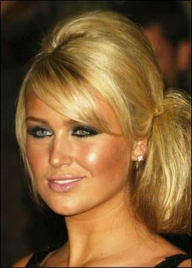 Liverpool kaptanı Steven Gerrard, oldukça yoğun geçen bir sezonun ardından moda eleştirmeni eşi Alex Curran ile birlikte yorgunluk attı. İngiltere'de moda eleştirmenliği yapan ve zaman zaman aldığı kilolarla eleştiri oklarını üzerine çeken Curran, verdiği kilolar ve düzgün fiziğiyle dikkat çekti. WAG's yani "sporcuların eşleri ve sevgilileri" arasındaki en ünlü isimlerden olan Alex Curran, yıldız futbolcuyla 2007'de evlenmişti.