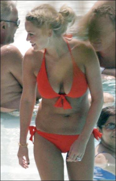 Liverpool kaptanı Steven Gerrard, oldukça yoğun geçen bir sezonun ardından moda eleştirmeni eşi Alex Curran ile birlikte yorgunluk attı. İngiltere'de moda eleştirmenliği yapan ve zaman zaman aldığı kilolarla eleştiri oklarını üzerine çeken Curran, verdiği kilolar ve düzgün fiziğiyle dikkat çekti. WAG's yani "sporcuların eşleri ve sevgilileri" arasındaki en ünlü isimlerden olan Alex Curran, yıldız futbolcuyla 2007'de evlenmişti.