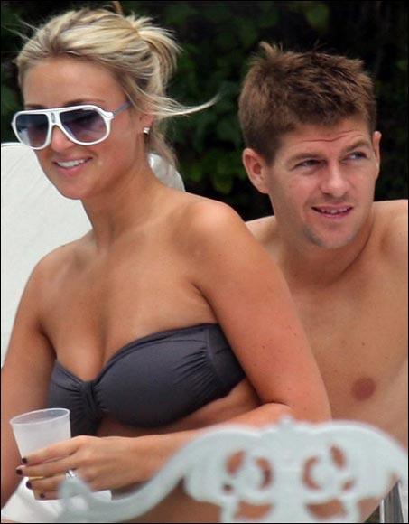 Liverpool kaptanı Steven Gerrard, oldukça yoğun geçen bir sezonun ardından moda eleştirmeni eşi Alex Curran ile birlikte yorgunluk attı. İngiltere'de moda eleştirmenliği yapan ve zaman zaman aldığı kilolarla eleştiri oklarını üzerine çeken Curran, verdiği kilolar ve düzgün fiziğiyle dikkat çekti. WAG's yani "sporcuların eşleri ve sevgilileri" arasındaki en ünlü isimlerden olan Alex Curran, yıldız futbolcuyla 2007'de evlenmişti.