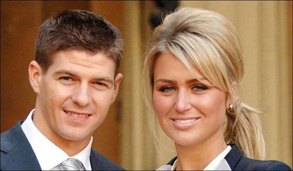 Liverpool kaptanı Steven Gerrard, oldukça yoğun geçen bir sezonun ardından moda eleştirmeni eşi Alex Curran ile birlikte yorgunluk attı. İngiltere'de moda eleştirmenliği yapan ve zaman zaman aldığı kilolarla eleştiri oklarını üzerine çeken Curran, verdiği kilolar ve düzgün fiziğiyle dikkat çekti. WAG's yani "sporcuların eşleri ve sevgilileri" arasındaki en ünlü isimlerden olan Alex Curran, yıldız futbolcuyla 2007'de evlenmişti.