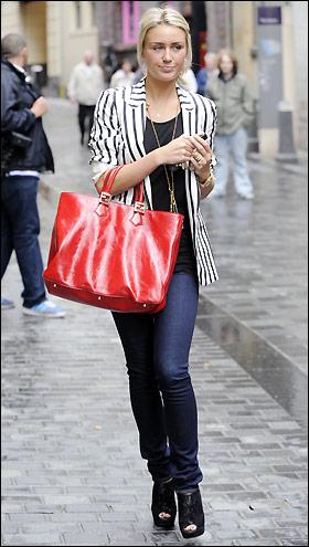 Liverpool kaptanı Steven Gerrard, oldukça yoğun geçen bir sezonun ardından moda eleştirmeni eşi Alex Curran ile birlikte yorgunluk attı. İngiltere'de moda eleştirmenliği yapan ve zaman zaman aldığı kilolarla eleştiri oklarını üzerine çeken Curran, verdiği kilolar ve düzgün fiziğiyle dikkat çekti. WAG's yani "sporcuların eşleri ve sevgilileri" arasındaki en ünlü isimlerden olan Alex Curran, yıldız futbolcuyla 2007'de evlenmişti.