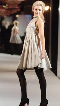 Kapalı olan futbol sezonunda, futbolcular ve eşleri soluğu plajlarda almaya devam ediyor.  -  - Ünlü manken Abby Clancy, futbolcu sevgilisi Peter Crouch ile İbiza'da stres attı. Bir ara deniz gözlüğüyla suya dalan güzel manken, mayokinisiyle sorun yaşadığı anlarda fotoğrafçılardan kurtulamadı.  -  - Ünlü çiftin kısa süre önce çıktıkları bir diğer tatilde de, Crouch şezlonga sığmakta zorlanırken görüntülenmiş ve manken eşi güzelliğiyle yine büyülemişti. -  - Yıldız golcüyle olan birlikteliğinin yanı sıra modellik kariyeriyle de her zaman basının ilgisi üzerinde olan Clancy 2006 Dünya Kupası'ndan beri magazin basınının gözdesi konumunda. İç çamaşırı modeli olan Abigail Rose Clancy 23 yaşında. 10 Ocak 1986 doğumlu olan Clancy geride kalan yılda 24 ayar altından hazırlanmış mayoyla kamera karşısına geçti ve o günden beri "Altın Kız" olarak adlandırılıyor. Abigail'in abisi Sean Clancy de sevgilisi Peter Crrouch gibi bir futbolcu ve Konferans takımı olan Burscough'da forma giyiyor.