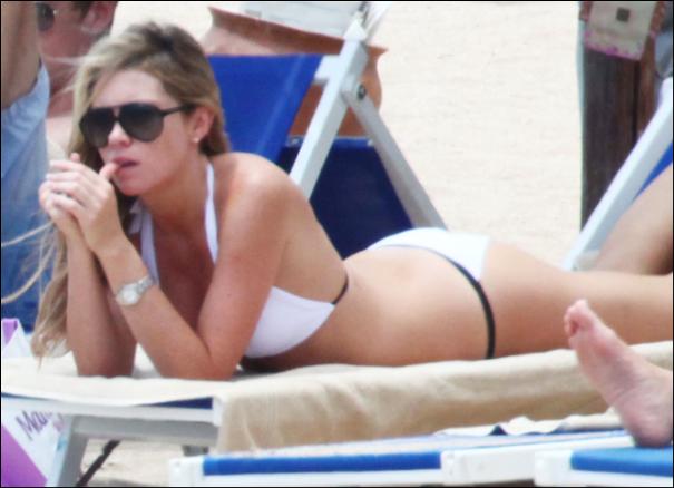 Kapalı olan futbol sezonunda, futbolcular ve eşleri soluğu plajlarda almaya devam ediyor.  -  - Ünlü manken Abby Clancy, futbolcu sevgilisi Peter Crouch ile İbiza'da stres attı. Bir ara deniz gözlüğüyla suya dalan güzel manken, mayokinisiyle sorun yaşadığı anlarda fotoğrafçılardan kurtulamadı.  -  - Ünlü çiftin kısa süre önce çıktıkları bir diğer tatilde de, Crouch şezlonga sığmakta zorlanırken görüntülenmiş ve manken eşi güzelliğiyle yine büyülemişti. -  - Yıldız golcüyle olan birlikteliğinin yanı sıra modellik kariyeriyle de her zaman basının ilgisi üzerinde olan Clancy 2006 Dünya Kupası'ndan beri magazin basınının gözdesi konumunda. İç çamaşırı modeli olan Abigail Rose Clancy 23 yaşında. 10 Ocak 1986 doğumlu olan Clancy geride kalan yılda 24 ayar altından hazırlanmış mayoyla kamera karşısına geçti ve o günden beri "Altın Kız" olarak adlandırılıyor. Abigail'in abisi Sean Clancy de sevgilisi Peter Crrouch gibi bir futbolcu ve Konferans takımı olan Burscough'da forma giyiyor.