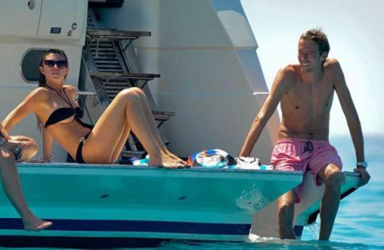 Kapalı olan futbol sezonunda, futbolcular ve eşleri soluğu plajlarda almaya devam ediyor.  -  - Ünlü manken Abby Clancy, futbolcu sevgilisi Peter Crouch ile İbiza'da stres attı. Bir ara deniz gözlüğüyla suya dalan güzel manken, mayokinisiyle sorun yaşadığı anlarda fotoğrafçılardan kurtulamadı.  -  - Ünlü çiftin kısa süre önce çıktıkları bir diğer tatilde de, Crouch şezlonga sığmakta zorlanırken görüntülenmiş ve manken eşi güzelliğiyle yine büyülemişti. -  - Yıldız golcüyle olan birlikteliğinin yanı sıra modellik kariyeriyle de her zaman basının ilgisi üzerinde olan Clancy 2006 Dünya Kupası'ndan beri magazin basınının gözdesi konumunda. İç çamaşırı modeli olan Abigail Rose Clancy 23 yaşında. 10 Ocak 1986 doğumlu olan Clancy geride kalan yılda 24 ayar altından hazırlanmış mayoyla kamera karşısına geçti ve o günden beri "Altın Kız" olarak adlandırılıyor. Abigail'in abisi Sean Clancy de sevgilisi Peter Crrouch gibi bir futbolcu ve Konferans takımı olan Burscough'da forma giyiyor.