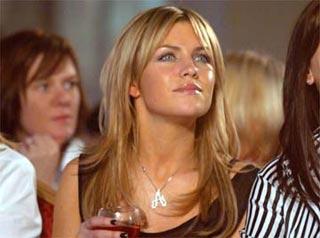 Kapalı olan futbol sezonunda, futbolcular ve eşleri soluğu plajlarda almaya devam ediyor.  -  - Ünlü manken Abby Clancy, futbolcu sevgilisi Peter Crouch ile İbiza'da stres attı. Bir ara deniz gözlüğüyla suya dalan güzel manken, mayokinisiyle sorun yaşadığı anlarda fotoğrafçılardan kurtulamadı.  -  - Ünlü çiftin kısa süre önce çıktıkları bir diğer tatilde de, Crouch şezlonga sığmakta zorlanırken görüntülenmiş ve manken eşi güzelliğiyle yine büyülemişti. -  - Yıldız golcüyle olan birlikteliğinin yanı sıra modellik kariyeriyle de her zaman basının ilgisi üzerinde olan Clancy 2006 Dünya Kupası'ndan beri magazin basınının gözdesi konumunda. İç çamaşırı modeli olan Abigail Rose Clancy 23 yaşında. 10 Ocak 1986 doğumlu olan Clancy geride kalan yılda 24 ayar altından hazırlanmış mayoyla kamera karşısına geçti ve o günden beri "Altın Kız" olarak adlandırılıyor. Abigail'in abisi Sean Clancy de sevgilisi Peter Crrouch gibi bir futbolcu ve Konferans takımı olan Burscough'da forma giyiyor.