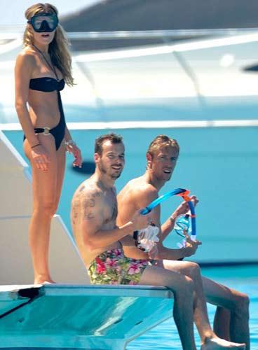 Kapalı olan futbol sezonunda, futbolcular ve eşleri soluğu plajlarda almaya devam ediyor.  -  - Ünlü manken Abby Clancy, futbolcu sevgilisi Peter Crouch ile İbiza'da stres attı. Bir ara deniz gözlüğüyla suya dalan güzel manken, mayokinisiyle sorun yaşadığı anlarda fotoğrafçılardan kurtulamadı.  -  - Ünlü çiftin kısa süre önce çıktıkları bir diğer tatilde de, Crouch şezlonga sığmakta zorlanırken görüntülenmiş ve manken eşi güzelliğiyle yine büyülemişti. -  - Yıldız golcüyle olan birlikteliğinin yanı sıra modellik kariyeriyle de her zaman basının ilgisi üzerinde olan Clancy 2006 Dünya Kupası'ndan beri magazin basınının gözdesi konumunda. İç çamaşırı modeli olan Abigail Rose Clancy 23 yaşında. 10 Ocak 1986 doğumlu olan Clancy geride kalan yılda 24 ayar altından hazırlanmış mayoyla kamera karşısına geçti ve o günden beri "Altın Kız" olarak adlandırılıyor. Abigail'in abisi Sean Clancy de sevgilisi Peter Crrouch gibi bir futbolcu ve Konferans takımı olan Burscough'da forma giyiyor.