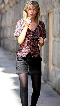 Kapalı olan futbol sezonunda, futbolcular ve eşleri soluğu plajlarda almaya devam ediyor.  -  - Ünlü manken Abby Clancy, futbolcu sevgilisi Peter Crouch ile İbiza'da stres attı. Bir ara deniz gözlüğüyla suya dalan güzel manken, mayokinisiyle sorun yaşadığı anlarda fotoğrafçılardan kurtulamadı.  -  - Ünlü çiftin kısa süre önce çıktıkları bir diğer tatilde de, Crouch şezlonga sığmakta zorlanırken görüntülenmiş ve manken eşi güzelliğiyle yine büyülemişti. -  - Yıldız golcüyle olan birlikteliğinin yanı sıra modellik kariyeriyle de her zaman basının ilgisi üzerinde olan Clancy 2006 Dünya Kupası'ndan beri magazin basınının gözdesi konumunda. İç çamaşırı modeli olan Abigail Rose Clancy 23 yaşında. 10 Ocak 1986 doğumlu olan Clancy geride kalan yılda 24 ayar altından hazırlanmış mayoyla kamera karşısına geçti ve o günden beri "Altın Kız" olarak adlandırılıyor. Abigail'in abisi Sean Clancy de sevgilisi Peter Crrouch gibi bir futbolcu ve Konferans takımı olan Burscough'da forma giyiyor.