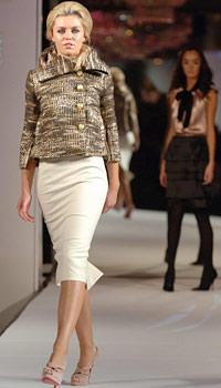 Kapalı olan futbol sezonunda, futbolcular ve eşleri soluğu plajlarda almaya devam ediyor.  -  - Ünlü manken Abby Clancy, futbolcu sevgilisi Peter Crouch ile İbiza'da stres attı. Bir ara deniz gözlüğüyla suya dalan güzel manken, mayokinisiyle sorun yaşadığı anlarda fotoğrafçılardan kurtulamadı.  -  - Ünlü çiftin kısa süre önce çıktıkları bir diğer tatilde de, Crouch şezlonga sığmakta zorlanırken görüntülenmiş ve manken eşi güzelliğiyle yine büyülemişti. -  - Yıldız golcüyle olan birlikteliğinin yanı sıra modellik kariyeriyle de her zaman basının ilgisi üzerinde olan Clancy 2006 Dünya Kupası'ndan beri magazin basınının gözdesi konumunda. İç çamaşırı modeli olan Abigail Rose Clancy 23 yaşında. 10 Ocak 1986 doğumlu olan Clancy geride kalan yılda 24 ayar altından hazırlanmış mayoyla kamera karşısına geçti ve o günden beri "Altın Kız" olarak adlandırılıyor. Abigail'in abisi Sean Clancy de sevgilisi Peter Crrouch gibi bir futbolcu ve Konferans takımı olan Burscough'da forma giyiyor.