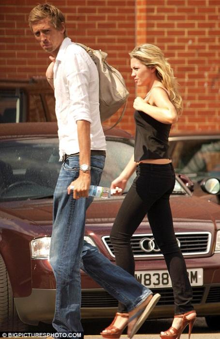 Kapalı olan futbol sezonunda, futbolcular ve eşleri soluğu plajlarda almaya devam ediyor.  -  - Ünlü manken Abby Clancy, futbolcu sevgilisi Peter Crouch ile İbiza'da stres attı. Bir ara deniz gözlüğüyla suya dalan güzel manken, mayokinisiyle sorun yaşadığı anlarda fotoğrafçılardan kurtulamadı.  -  - Ünlü çiftin kısa süre önce çıktıkları bir diğer tatilde de, Crouch şezlonga sığmakta zorlanırken görüntülenmiş ve manken eşi güzelliğiyle yine büyülemişti. -  - Yıldız golcüyle olan birlikteliğinin yanı sıra modellik kariyeriyle de her zaman basının ilgisi üzerinde olan Clancy 2006 Dünya Kupası'ndan beri magazin basınının gözdesi konumunda. İç çamaşırı modeli olan Abigail Rose Clancy 23 yaşında. 10 Ocak 1986 doğumlu olan Clancy geride kalan yılda 24 ayar altından hazırlanmış mayoyla kamera karşısına geçti ve o günden beri "Altın Kız" olarak adlandırılıyor. Abigail'in abisi Sean Clancy de sevgilisi Peter Crrouch gibi bir futbolcu ve Konferans takımı olan Burscough'da forma giyiyor.