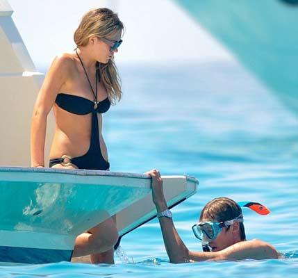 Kapalı olan futbol sezonunda, futbolcular ve eşleri soluğu plajlarda almaya devam ediyor.  -  - Ünlü manken Abby Clancy, futbolcu sevgilisi Peter Crouch ile İbiza'da stres attı. Bir ara deniz gözlüğüyla suya dalan güzel manken, mayokinisiyle sorun yaşadığı anlarda fotoğrafçılardan kurtulamadı.  -  - Ünlü çiftin kısa süre önce çıktıkları bir diğer tatilde de, Crouch şezlonga sığmakta zorlanırken görüntülenmiş ve manken eşi güzelliğiyle yine büyülemişti. -  - Yıldız golcüyle olan birlikteliğinin yanı sıra modellik kariyeriyle de her zaman basının ilgisi üzerinde olan Clancy 2006 Dünya Kupası'ndan beri magazin basınının gözdesi konumunda. İç çamaşırı modeli olan Abigail Rose Clancy 23 yaşında. 10 Ocak 1986 doğumlu olan Clancy geride kalan yılda 24 ayar altından hazırlanmış mayoyla kamera karşısına geçti ve o günden beri "Altın Kız" olarak adlandırılıyor. Abigail'in abisi Sean Clancy de sevgilisi Peter Crrouch gibi bir futbolcu ve Konferans takımı olan Burscough'da forma giyiyor.