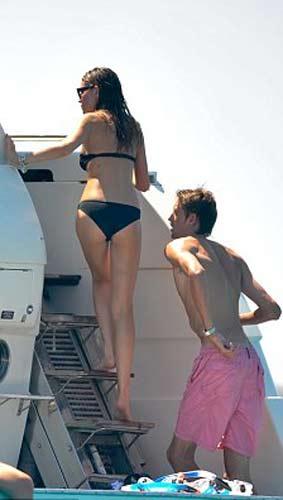 Kapalı olan futbol sezonunda, futbolcular ve eşleri soluğu plajlarda almaya devam ediyor.  -  - Ünlü manken Abby Clancy, futbolcu sevgilisi Peter Crouch ile İbiza'da stres attı. Bir ara deniz gözlüğüyla suya dalan güzel manken, mayokinisiyle sorun yaşadığı anlarda fotoğrafçılardan kurtulamadı.  -  - Ünlü çiftin kısa süre önce çıktıkları bir diğer tatilde de, Crouch şezlonga sığmakta zorlanırken görüntülenmiş ve manken eşi güzelliğiyle yine büyülemişti. -  - Yıldız golcüyle olan birlikteliğinin yanı sıra modellik kariyeriyle de her zaman basının ilgisi üzerinde olan Clancy 2006 Dünya Kupası'ndan beri magazin basınının gözdesi konumunda. İç çamaşırı modeli olan Abigail Rose Clancy 23 yaşında. 10 Ocak 1986 doğumlu olan Clancy geride kalan yılda 24 ayar altından hazırlanmış mayoyla kamera karşısına geçti ve o günden beri "Altın Kız" olarak adlandırılıyor. Abigail'in abisi Sean Clancy de sevgilisi Peter Crrouch gibi bir futbolcu ve Konferans takımı olan Burscough'da forma giyiyor.