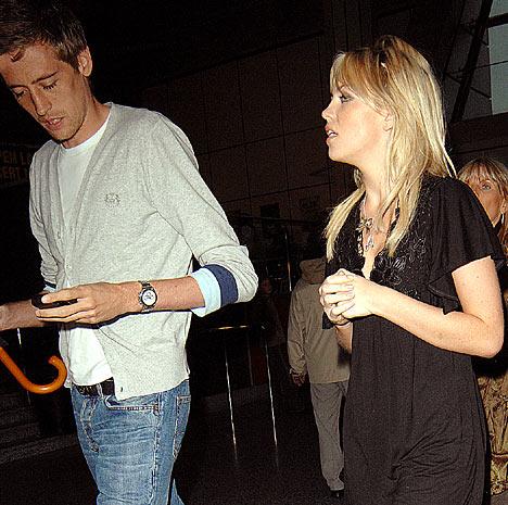 Kapalı olan futbol sezonunda, futbolcular ve eşleri soluğu plajlarda almaya devam ediyor.  -  - Ünlü manken Abby Clancy, futbolcu sevgilisi Peter Crouch ile İbiza'da stres attı. Bir ara deniz gözlüğüyla suya dalan güzel manken, mayokinisiyle sorun yaşadığı anlarda fotoğrafçılardan kurtulamadı.  -  - Ünlü çiftin kısa süre önce çıktıkları bir diğer tatilde de, Crouch şezlonga sığmakta zorlanırken görüntülenmiş ve manken eşi güzelliğiyle yine büyülemişti. -  - Yıldız golcüyle olan birlikteliğinin yanı sıra modellik kariyeriyle de her zaman basının ilgisi üzerinde olan Clancy 2006 Dünya Kupası'ndan beri magazin basınının gözdesi konumunda. İç çamaşırı modeli olan Abigail Rose Clancy 23 yaşında. 10 Ocak 1986 doğumlu olan Clancy geride kalan yılda 24 ayar altından hazırlanmış mayoyla kamera karşısına geçti ve o günden beri "Altın Kız" olarak adlandırılıyor. Abigail'in abisi Sean Clancy de sevgilisi Peter Crrouch gibi bir futbolcu ve Konferans takımı olan Burscough'da forma giyiyor.