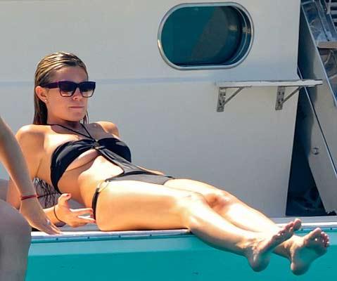 Kapalı olan futbol sezonunda, futbolcular ve eşleri soluğu plajlarda almaya devam ediyor.  -  - Ünlü manken Abby Clancy, futbolcu sevgilisi Peter Crouch ile İbiza'da stres attı. Bir ara deniz gözlüğüyla suya dalan güzel manken, mayokinisiyle sorun yaşadığı anlarda fotoğrafçılardan kurtulamadı.  -  - Ünlü çiftin kısa süre önce çıktıkları bir diğer tatilde de, Crouch şezlonga sığmakta zorlanırken görüntülenmiş ve manken eşi güzelliğiyle yine büyülemişti. -  - Yıldız golcüyle olan birlikteliğinin yanı sıra modellik kariyeriyle de her zaman basının ilgisi üzerinde olan Clancy 2006 Dünya Kupası'ndan beri magazin basınının gözdesi konumunda. İç çamaşırı modeli olan Abigail Rose Clancy 23 yaşında. 10 Ocak 1986 doğumlu olan Clancy geride kalan yılda 24 ayar altından hazırlanmış mayoyla kamera karşısına geçti ve o günden beri "Altın Kız" olarak adlandırılıyor. Abigail'in abisi Sean Clancy de sevgilisi Peter Crrouch gibi bir futbolcu ve Konferans takımı olan Burscough'da forma giyiyor.