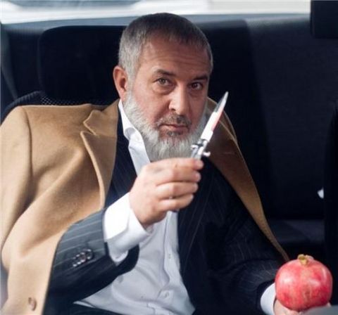 Rakibinizi kontrol etmenin en etkili yolu, onun nefes alış verişini takip edecek kadar yakınına birini sokmak!