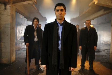 Kurtlarla yaşayan ulumayı öğrenir.