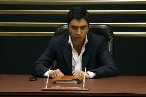 Kapıdan içeri girip yeminini edersin. Çıkarken hayatın, yemin ettiğin masanın üstünde kalmıştır.