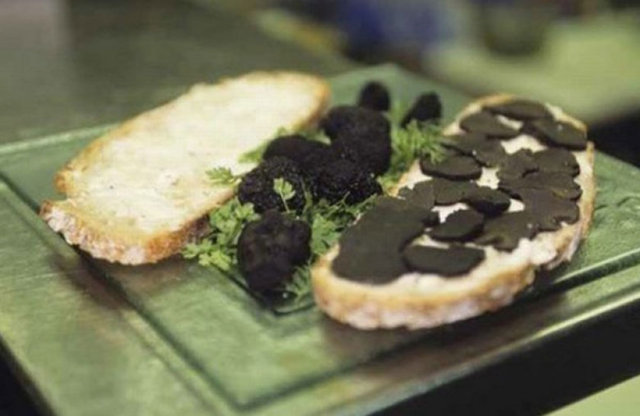 SANDVİÇ  - İçinde sadece  tuz, tereyağı ve dilimlenmiş Perigord mantarı  var.  - FİYATI: 84 dolar yani 248 TL  - (Satıldığı yer: Dubai)