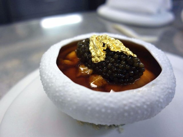 Çin'de bir restoranda bu yemek 564 dolar yani bin 721 TL.