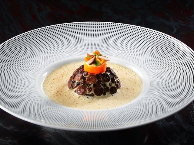 İsviçre'de bir restoranda sunulan menüdeki bu yemek 773 dolar yani 2 bin 360 TL.