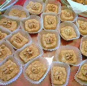 Misk ve gül suyundan helva, keten helva, bademli helva gibi yedi-sekiz çeşit helva vardı. -