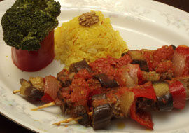 Şiş kebap bugünkü gibi demir şişte yapılmazdı. Şiş olarak defne dalı ya da patlıcan sapı kullanılırdı. Sıcaklıkla birlikte bunların aromaları ete geçer. -