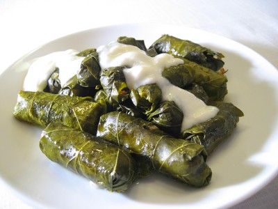 Bugün bizim bildiğimiz asma yaprağından sarmalar Osmanlı'da fındık kestanesi yaprağının sürgünlerinden, at kestanesi yaprağından, ayva yaprağından, fasulye yaprağından yapılırdı.  -