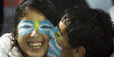 Futbol sadece oynayanlar için değil taraftarlar için de büyük keyif. Arjantinli bu genç taraftar hem takımına hem de sevgilisine tutkun.