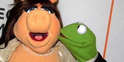 Kurbağa Kermit uzatmalı sevgilisi Miss Piggy'nin yanağına bir öpücük konduruyor. Onlarınkisi medya tarihinin en uzun soluklu ilişkisi.
