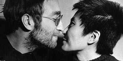 Karşılıklı burunları sürterek sevgi gösterisinde bulunmak sadece kuzey kutbuna özgü bir davranış biçimi değil. John Lennon ve Yoko Ona 1970 yılında katıldıkları bir basın toplantısında aşklarını kamuoyu önünde böyle yaşıyorlardı.