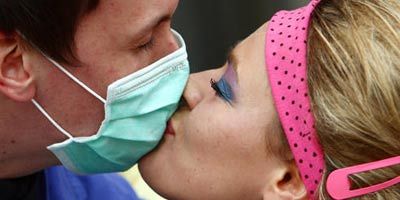 Domuz gribi yüzünden maskelerle dolaşıyor olsa da, bu öpücüğe engel değil"