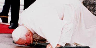 Papa 2. Jean Paul 6 Ekim 1989'da ziyaret ettiği Cakarta'da yeri böyle öpmüştü.