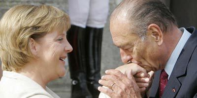Bir Fransız-Alman buluşmasında böylesi bir edaya ender rastlanır. 2006 Eylül'ünde Paris yakınlarındaki bir zirvede dönemin Fransa Cumhurbaşkanı Jacques Chirac'ın Angela Merkel'in elini öpüşü politik nezaketten öte bir içtenlik taşıyor.
