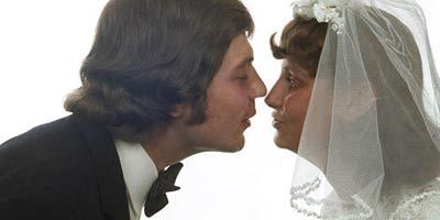 1970'lerde düğünde partnerini öpmek çiftlerin nispeten çekindikleri bir durumdu.