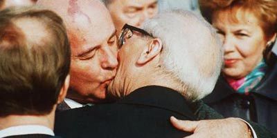 7 Ekim 1989'da Demokratik Almanya'nın kuruluşunun 40. yıldönümü törenlerine katılan dönemin SSCB lideri Mihail Gorbaçov, Demokratik Alman Devlet Başkanı Erich Honecker'i böyle öpmüştü.  -
