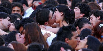 2004 yılı Ocak ayında Şili'nin başkenti Santiago'da tam 4 bin çift, bir diş macunu firmasının reklam filmi için biraraya gelip böyle öpüşmüşlerdi.