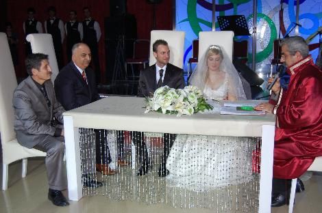 Tuğçe Tayfur evlendi.