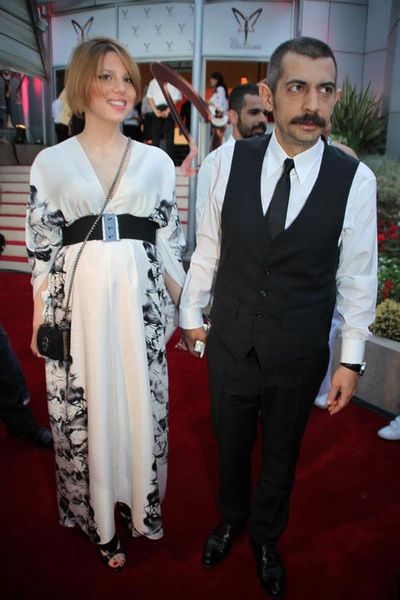 Okan Bayülgen kızı İstanbul'u kucağına aldı.