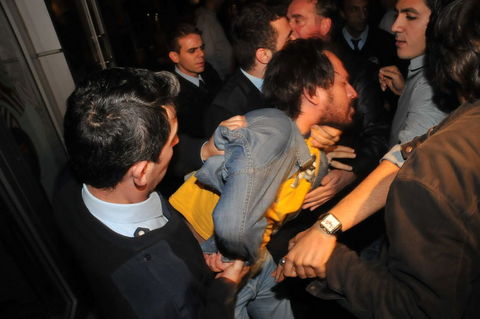 Timuçin Esen'in magazincilerle tartışması olay oldu.