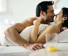 Sevişirken ışıkları açık bırakın. Erkeklerin görsel açıdan uyarıldığını sevdiğini aklınızdan çıkarmayın. Sevişirken her şeyi görmek isterler. Denedikten sonra sizin de hoşunuza gidecektir.