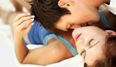 Ellerinizi omurgası üzerinde dolaştırın. Parmaklarınızla kasıklarına dokunun. Sonra onun sizin vücudunuz üzerinde gezinmesine izin verin. Vücutlarınızın zevk noktalarını keşfetmek, ikinizin bir sırrı paylaşması gibidir.